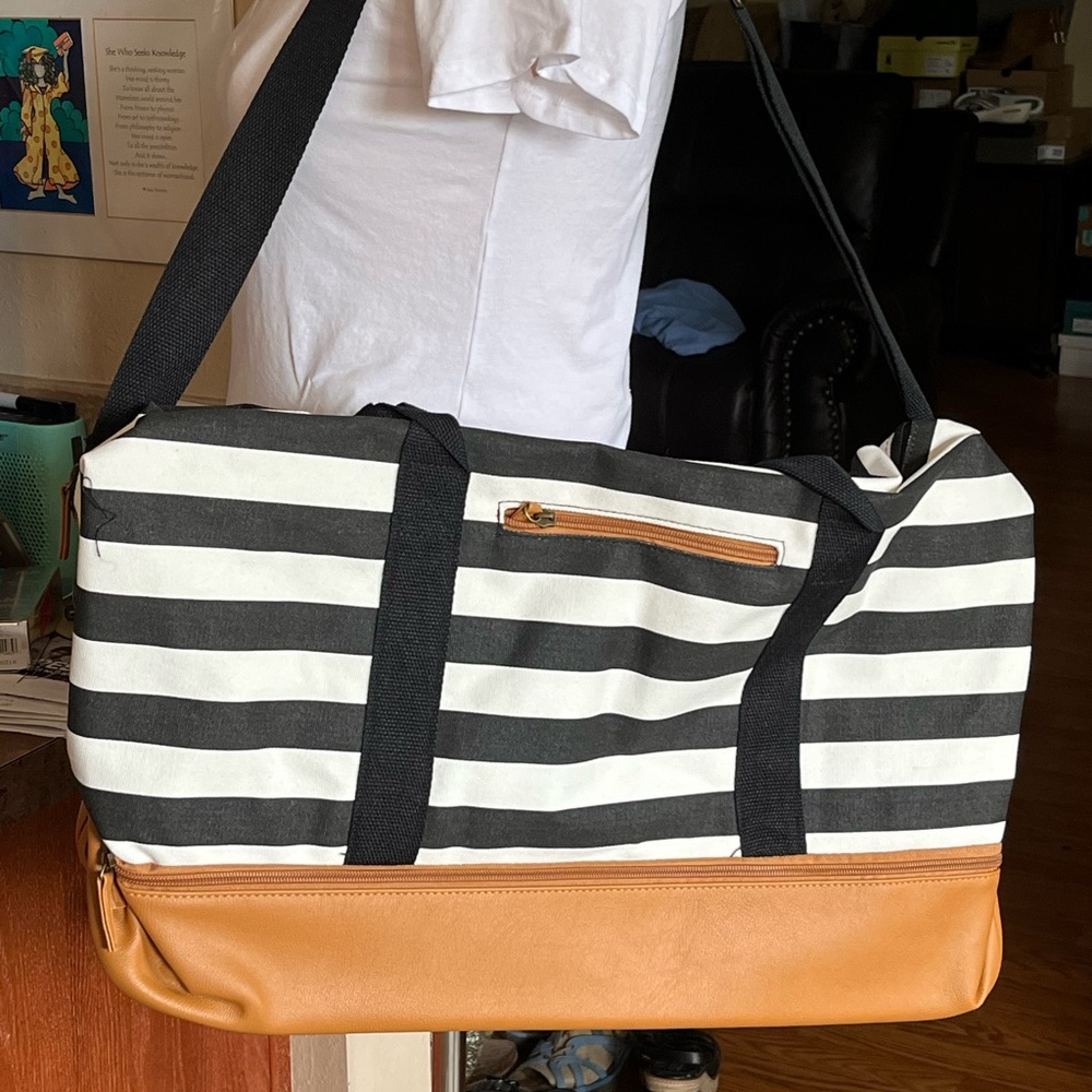 DSW Black/White/Tan Weekend Duffle Bag, NWT
